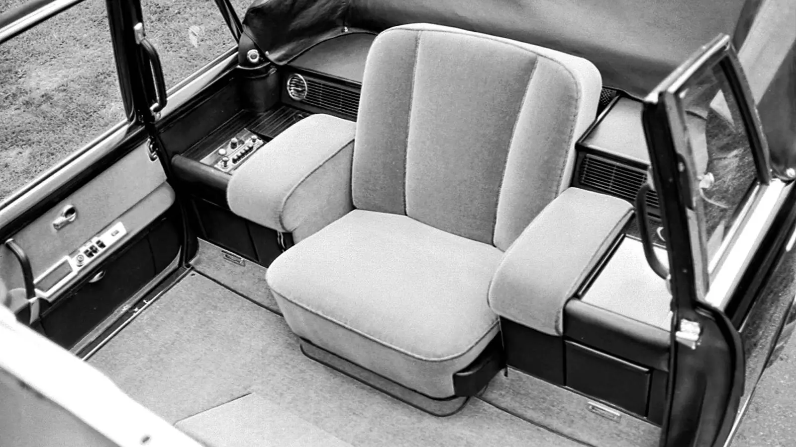 Mercedes-Benz 600 Landaulet papal vehicle
