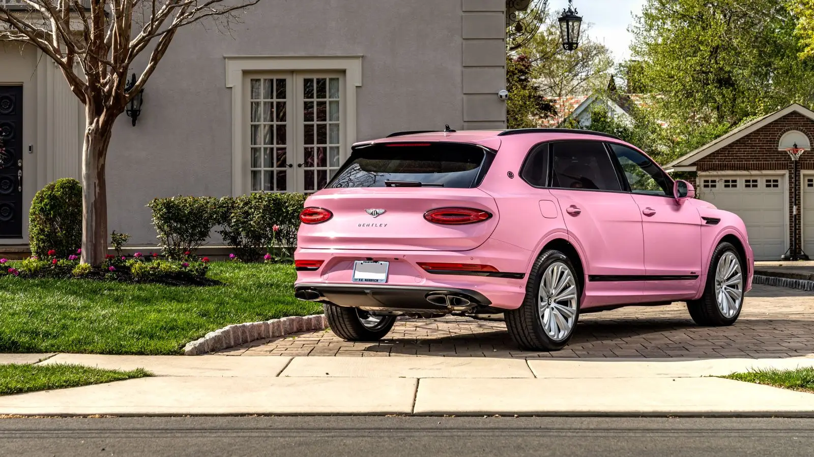 Bentley Bentayga EWB Mulliner in Candy Pink