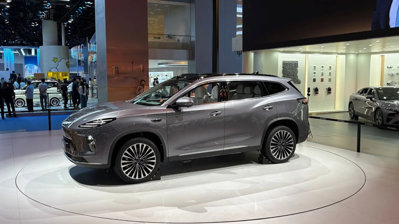 Exeed ET5 debuts at Chengdu 2025 with hybrid tech