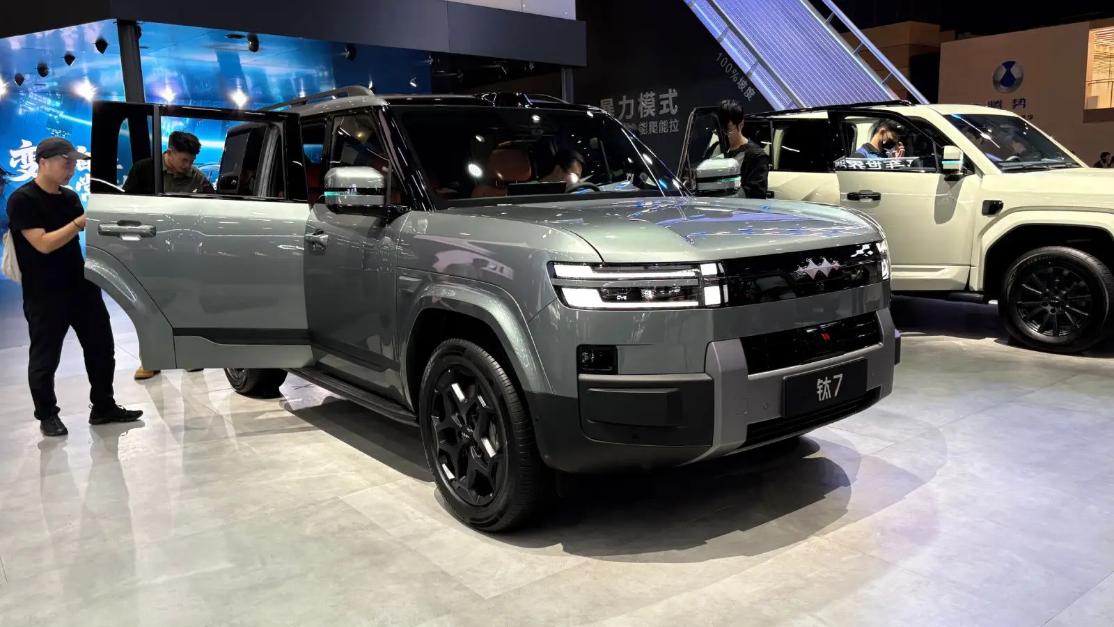 Fang Cheng Bao Leopard 5: Plug-in Hybrid SUV With Off-Road Tech