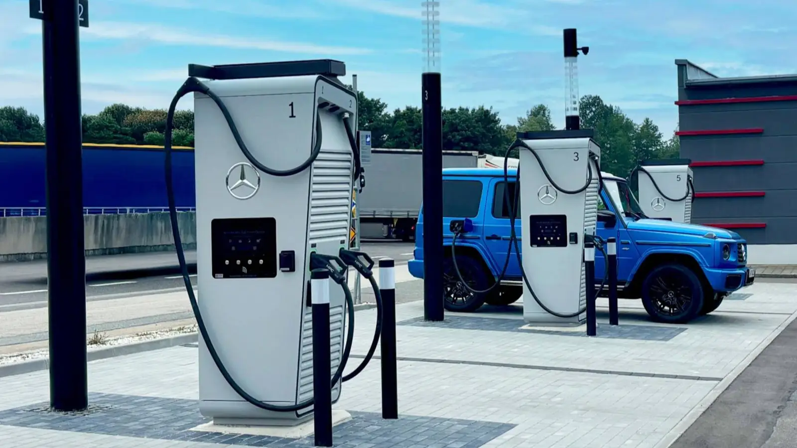 Mercedes-Benz and 24-Autohofe launch EV charging hub network