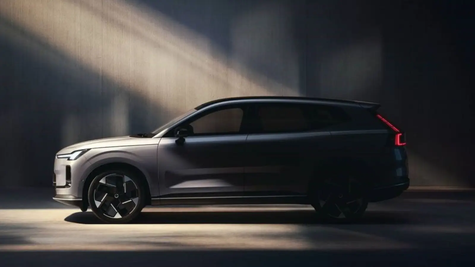 Volvo XC70 debuts as plug-in hybrid with 200 km electric range