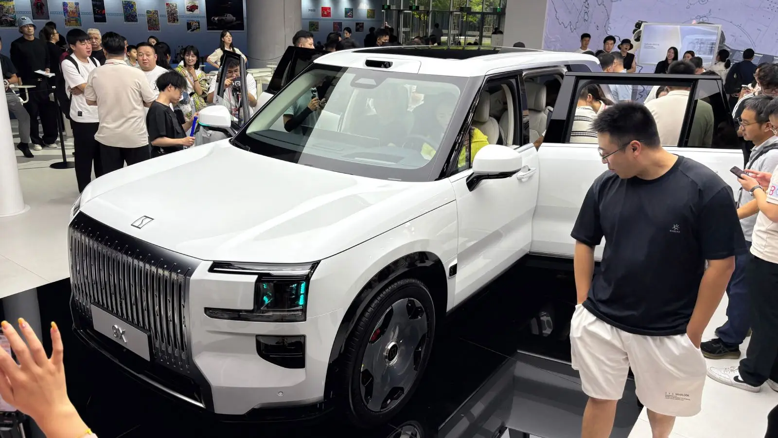 Zeekr 9X debuts at Chengdu Motor Show 2025 with 1400 hp