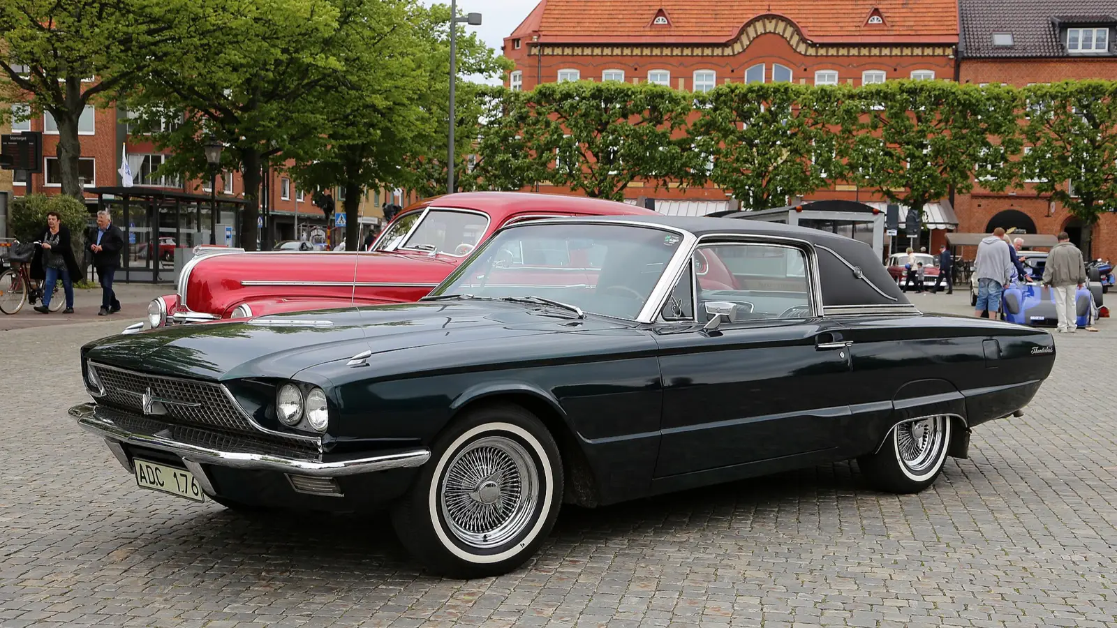 Landau Roof: From Horse Carriage Roots to Retro Car Style
