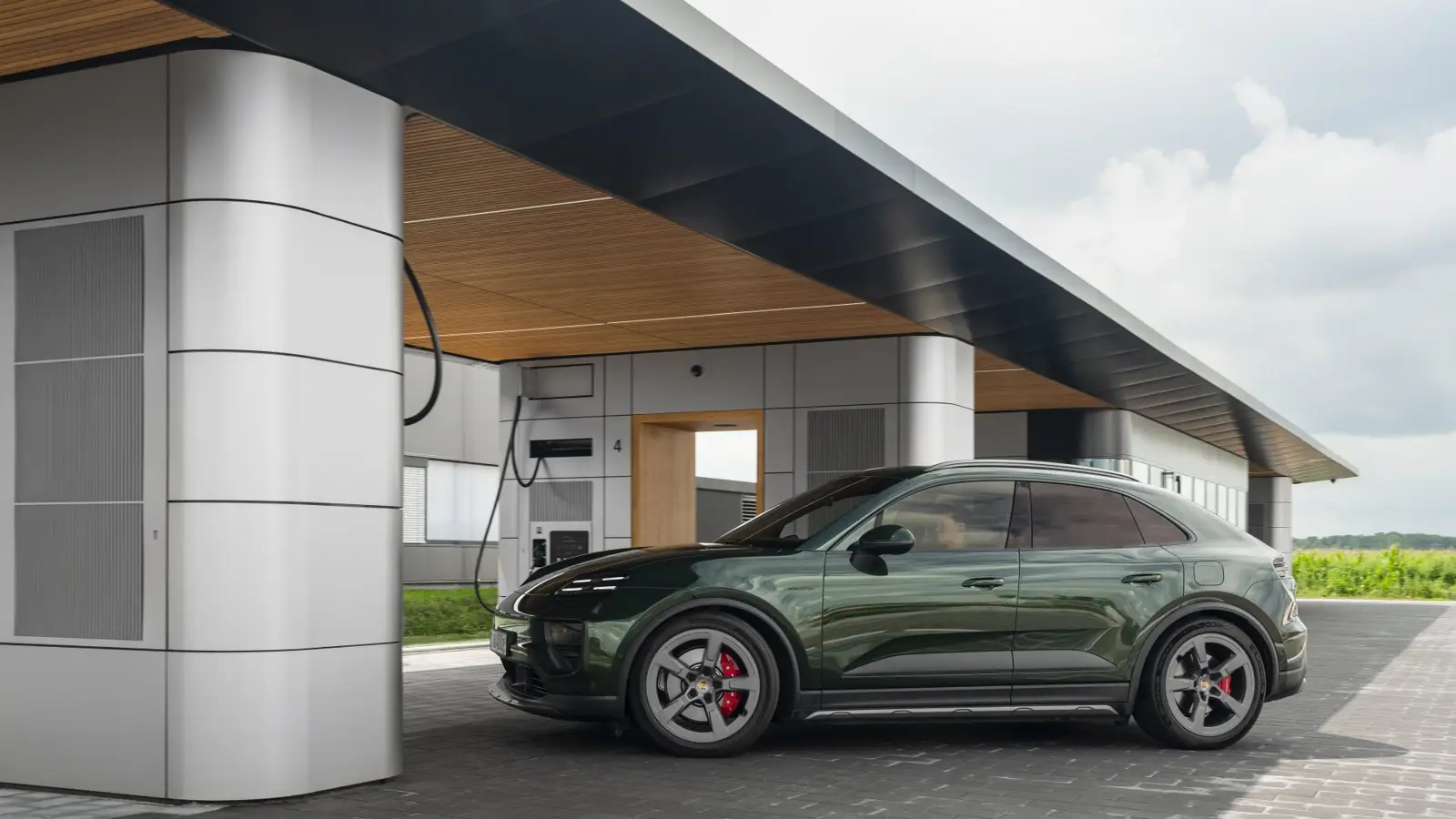 Porsche opens eighth Charging Lounge in Ringsheim near A5