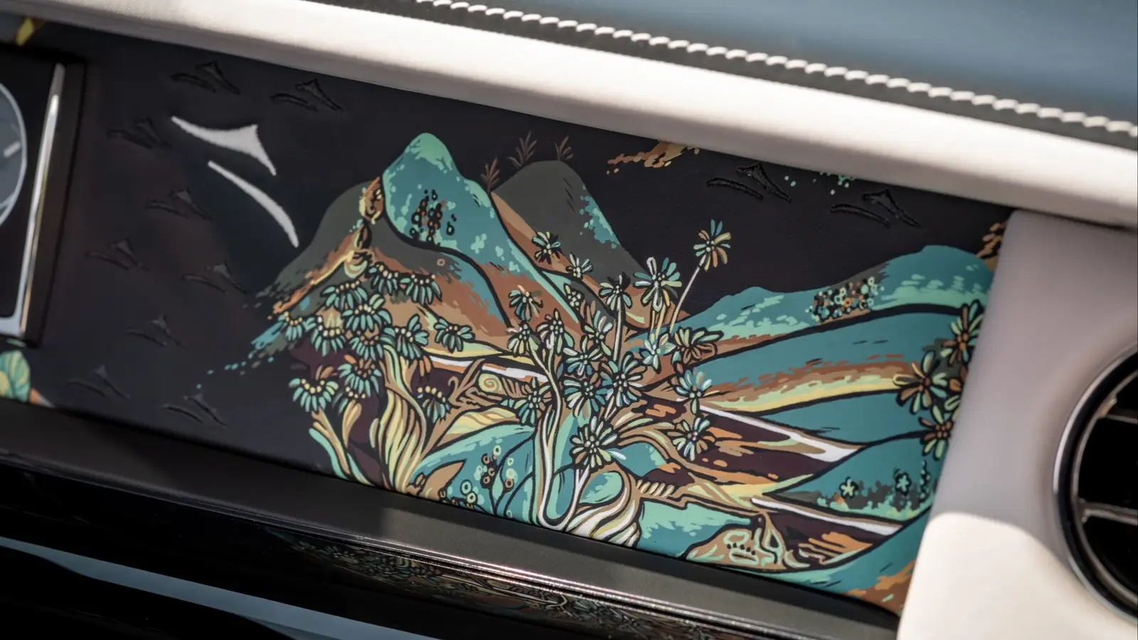 Rolls-Royce Reveals Dunhuang Mural-Inspired Bespoke Trio